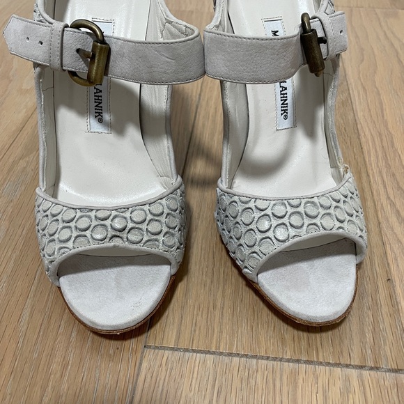 Like new Manolo Blahnik pale gray leather stiletto peep toe heels - Picture 4 of 5